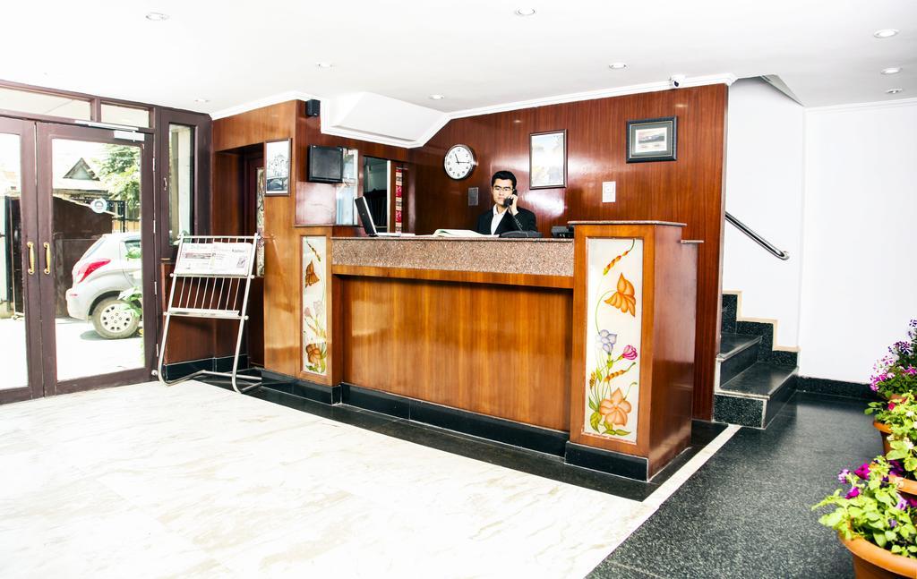 Отель Holiday Plaza Сринагар Экстерьер фото