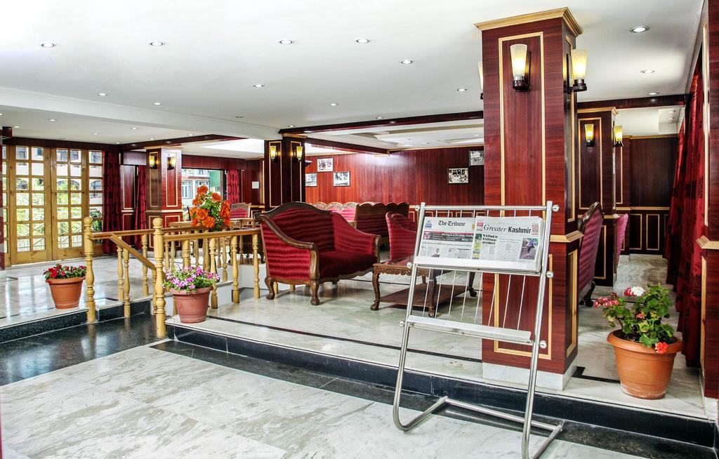 Отель Holiday Plaza Сринагар Экстерьер фото