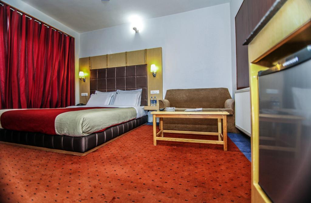 Отель Holiday Plaza Сринагар Экстерьер фото